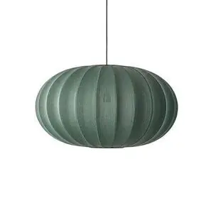 Oval lampe med striber i tweed grøn, hænger fra loftet i en ledning.